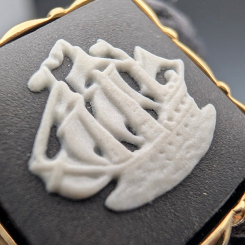 英国ウェッジウッド カフリンクス&ネクタイピン ブラックジャスパー帆船角形カメオ ゴールドカラー台座ケース付