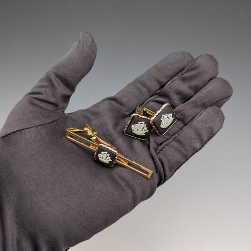 英国ウェッジウッド カフリンクス&ネクタイピン ブラックジャスパー帆船角形カメオ ゴールドカラー台座ケース付