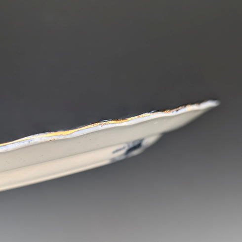 一對英國韋奇伍德公司出品的古董伯靈頓圖案半瓷邊盤。