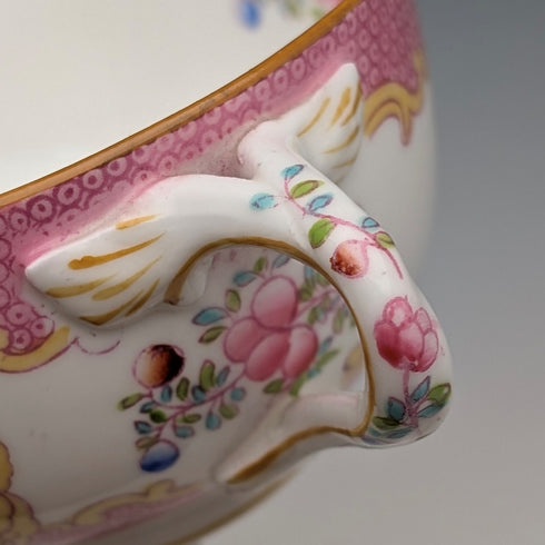 1920年代英國明頓茶杯碟,粉紅色雞蛇圖案,為邁耶商場量身訂製