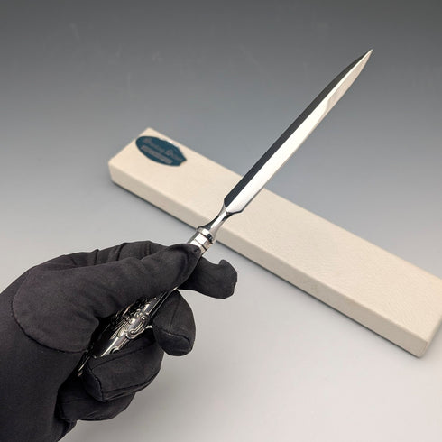 1989年英國哈里森兄弟公司出品的純銀老式信刀,附原廠盒,品相極佳。