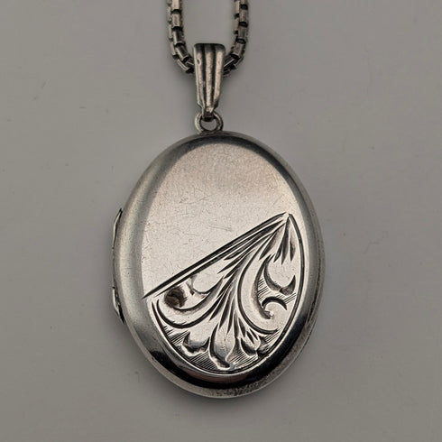 英国ヴィンテージ 純銀製 オーバル型ロケットペンダント 純銀ネックレス付き 計12.8g Excalibur
