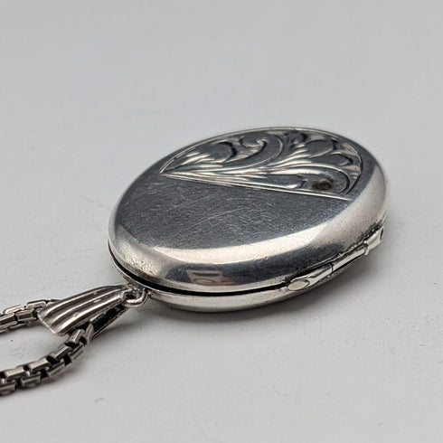 英国ヴィンテージ 純銀製 オーバル型ロケットペンダント 純銀ネックレス付き 計12.8g Excalibur