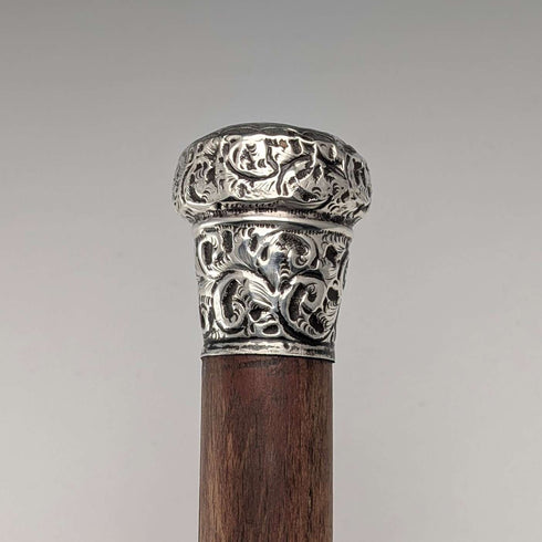 1909年英國古董棕色桿身雕刻純銀手杖,圓盤形手柄,長88厘米