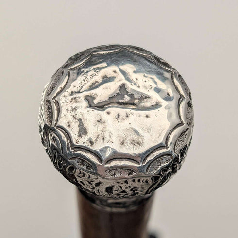 1909年英國古董棕色桿身雕刻純銀手杖,圓盤形手柄,長88厘米