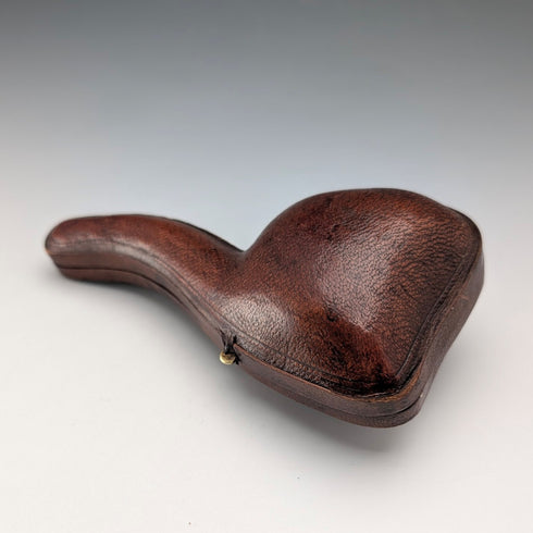 1901年英國威廉·哈里森(William Harrison)製作的米爾沙姆(Meersham)古董煙鬥,帶煙盒