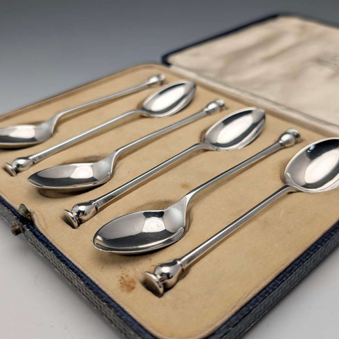 1932年英國馬平·韋伯(Mappin & Webb)出品的純銀茶匙,一套6把,重88克,帶原裝盒