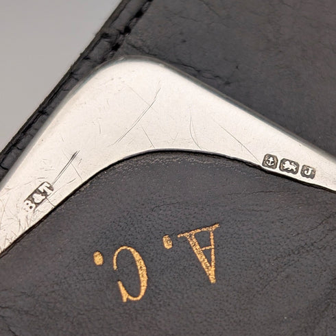 1933年英國B&T出品的復古純銀三折皮夾,黑色皮革材質。