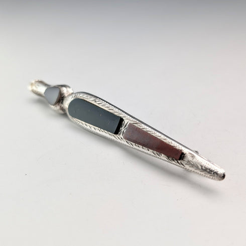 英國古董純銀胸針,鑲嵌三顆彩色寶石,採用蘇格蘭深色飾面。