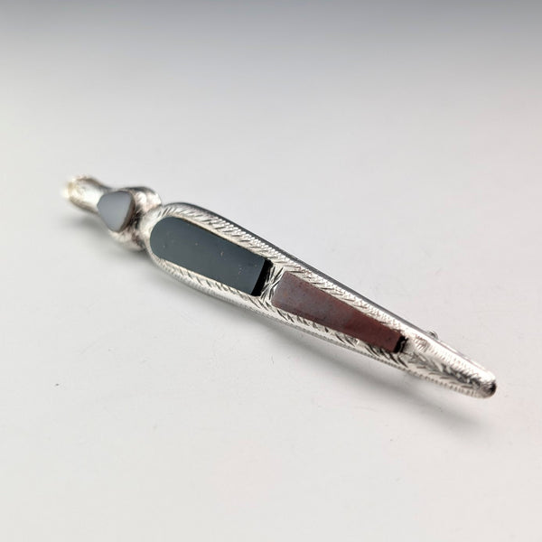 英國古董純銀胸針,鑲嵌三顆彩色寶石,採用蘇格蘭深色飾面。