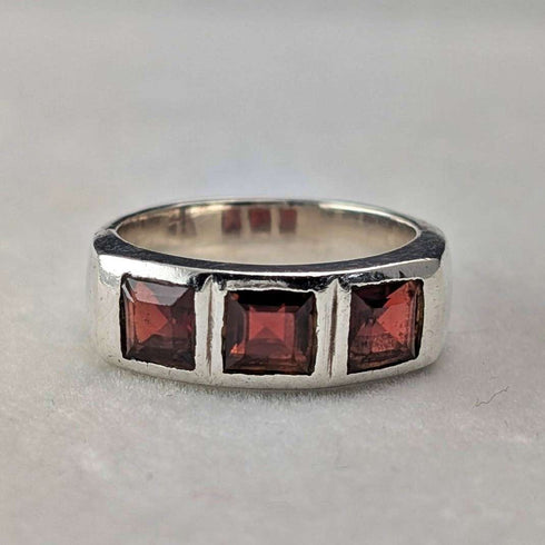 Vintage sterling silver garnet band ring (size 17)