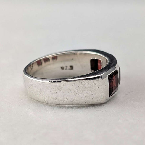 Vintage sterling silver garnet band ring (size 17)