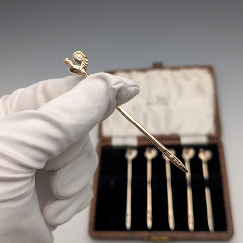 1958年英國沃克霍爾(Walker & Hall)出品的純銀雞尾酒簽套裝,共6支,總重19克,附原廠盒