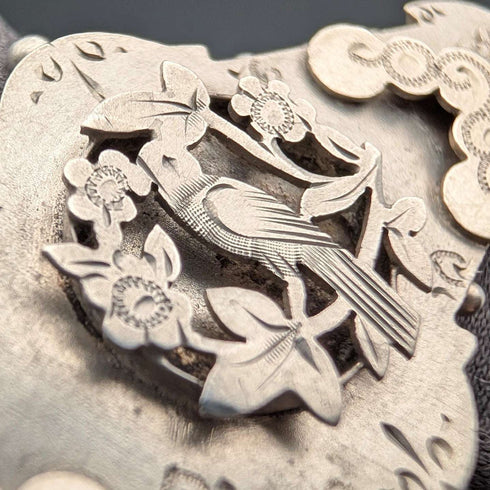 1892年英國古董純銀胸針,刻有樹上鳥圖案