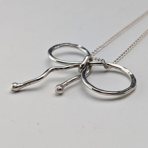 英國復古純銀絲帶設計吊墜,搭配純銀鍊。