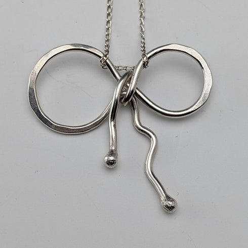 英國復古純銀絲帶設計吊墜,搭配純銀鍊。