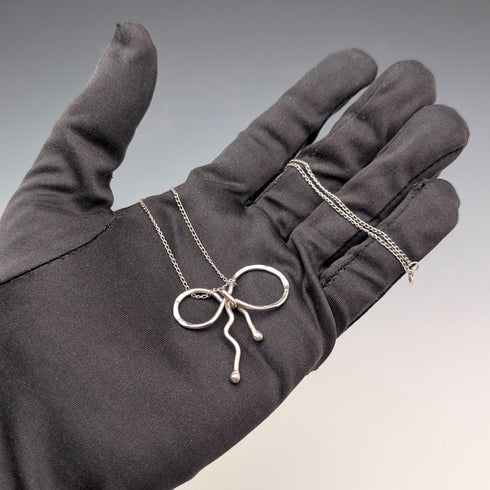 英國復古純銀絲帶設計吊墜,搭配純銀鍊。