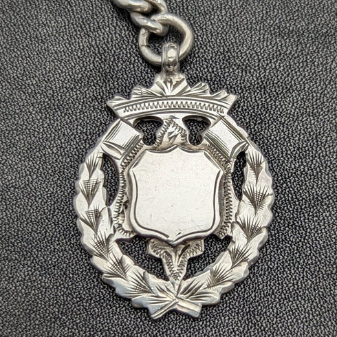 Cadena Albert de plata de ley (925) antigua inglesa, c. 1900, 56 g, con dije emblema de plata de ley