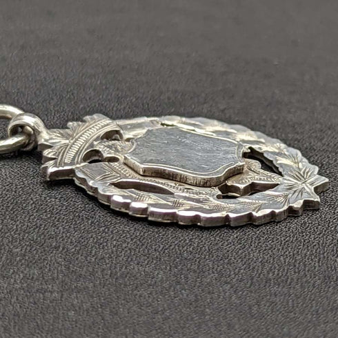 Cadena Albert de plata de ley (925) antigua inglesa, c. 1900, 56 g, con dije emblema de plata de ley
