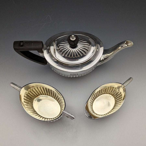 Juego de 3 piezas de tetera tipo "bachelor" de plata chapada, antigüedades británicas de finales del siglo XIX, por Roberts & Belk, en su estuche original.