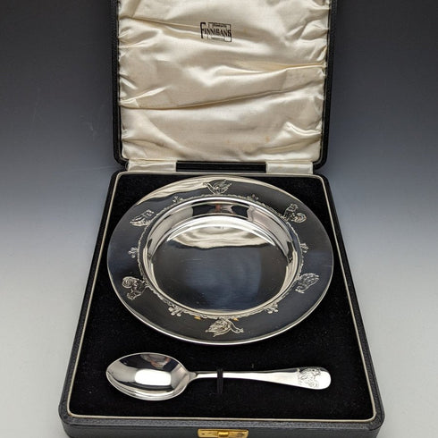Circa 1940 British vintage sterling silver dish and spoon, diameter 17.5cm, total weight 245g, Finningans, case included