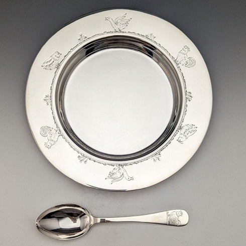 Circa 1940 British vintage sterling silver dish and spoon, diameter 17.5cm, total weight 245g, Finningans, case included