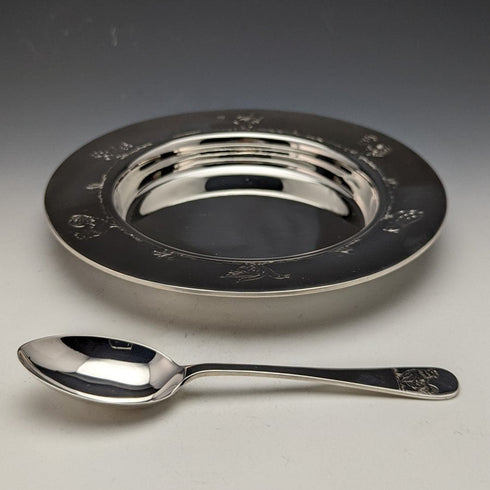 Circa 1940 British vintage sterling silver dish and spoon, diameter 17.5cm, total weight 245g, Finningans, case included