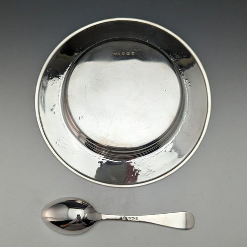 Circa 1940 British vintage sterling silver dish and spoon, diameter 17.5cm, total weight 245g, Finningans, case included