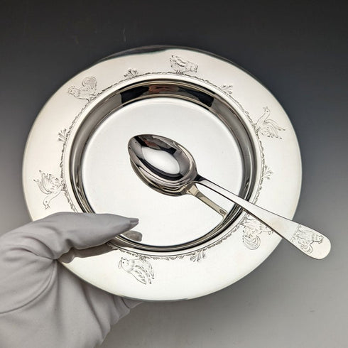 Circa 1940 British vintage sterling silver dish and spoon, diameter 17.5cm, total weight 245g, Finningans, case included