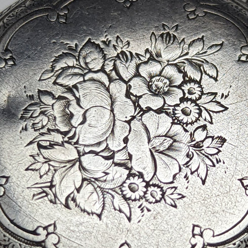 Reloj de bolsillo antiguo para dama, de fabricación suiza, en buen estado de funcionamiento, con caja de plata con grabado floral y cuerda por llave.