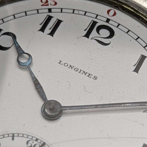 Reloj de bolsillo Longines antiguo de la década de 1920, caja de plata tipo saboneta, en buen estado de funcionamiento.