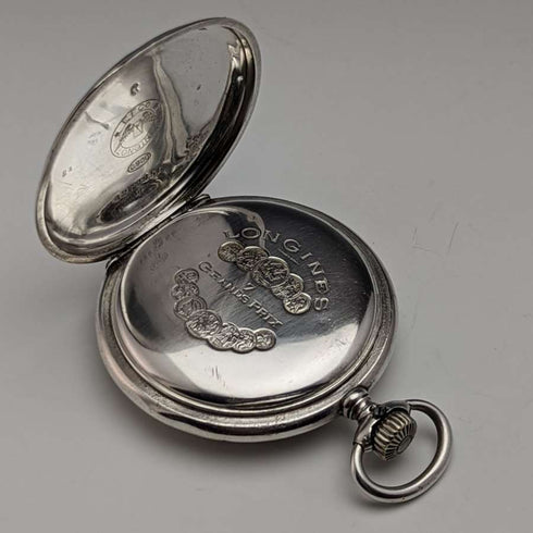Reloj de bolsillo Longines antiguo de la década de 1920, caja de plata tipo saboneta, en buen estado de funcionamiento.
