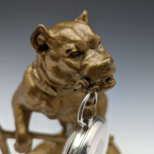 Soporte para reloj de bolsillo de bronce antiguo, circa 1900, con estatua de pitbull