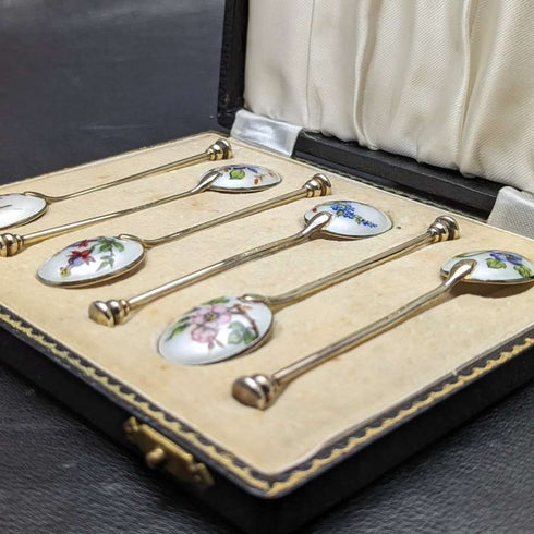 Juego de 6 cucharillas de té de plata de ley vintage británicas de 1963, con decoración de esmalte y baño de oro, en estuche.
