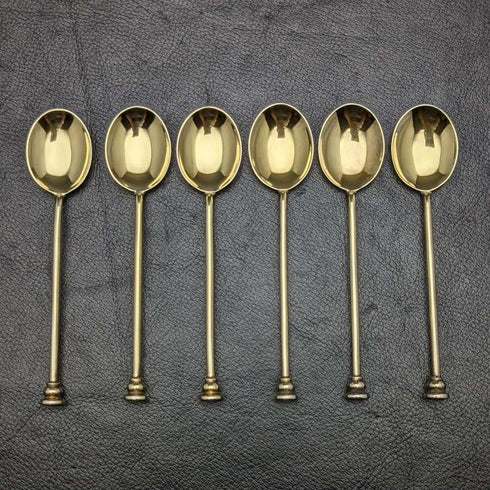 Juego de 6 cucharillas de té de plata de ley vintage británicas de 1963, con decoración de esmalte y baño de oro, en estuche.