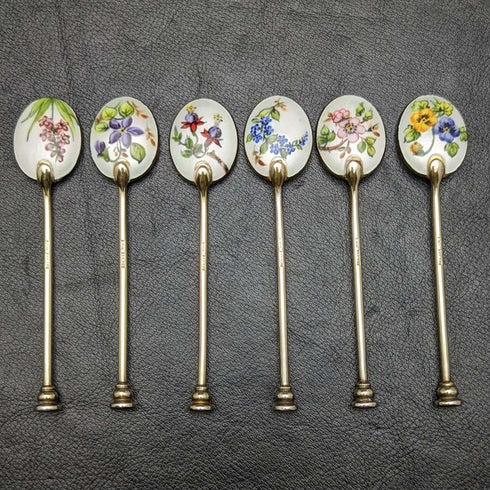Juego de 6 cucharillas de té de plata de ley vintage británicas de 1963, con decoración de esmalte y baño de oro, en estuche.