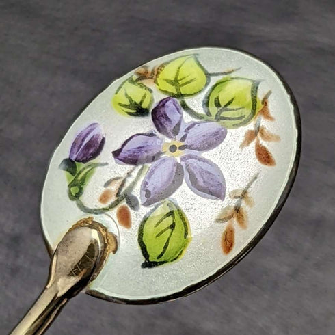 Juego de 6 cucharillas de té de plata de ley vintage británicas de 1963, con decoración de esmalte y baño de oro, en estuche.