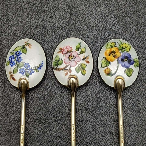 Juego de 6 cucharillas de té de plata de ley vintage británicas de 1963, con decoración de esmalte y baño de oro, en estuche.