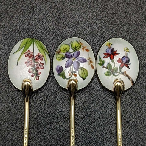 Juego de 6 cucharillas de té de plata de ley vintage británicas de 1963, con decoración de esmalte y baño de oro, en estuche.
