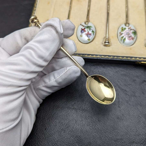 Juego de 6 cucharillas de té de plata de ley vintage británicas de 1963, con decoración de esmalte y baño de oro, en estuche.
