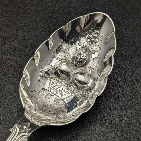 Par de cucharas para servir bayas de plata chapada, antigüedades británicas