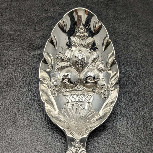 Par de cucharas para servir bayas de plata chapada, antigüedades británicas