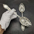 Par de cucharas para servir bayas de plata chapada, antigüedades británicas