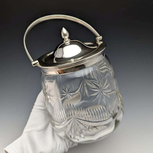 Barril para galletas vintage inglés de cristal tallado, circa 1930, con tapa de plata chapada, 1048 g