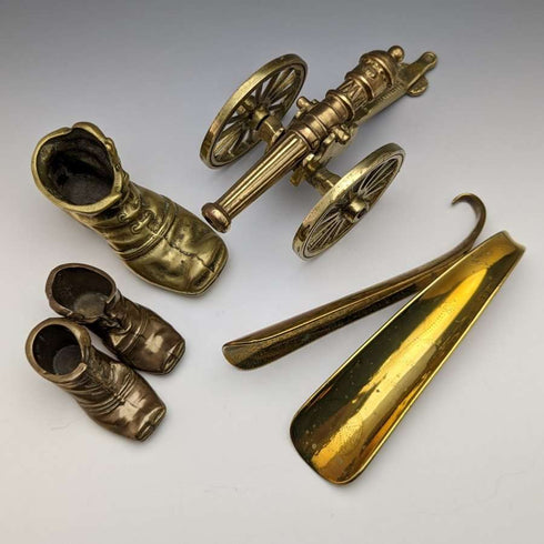 Lote de objetos vintage británicos: 3 piezas de latón (cañón y zapatos), 2 calzadores.