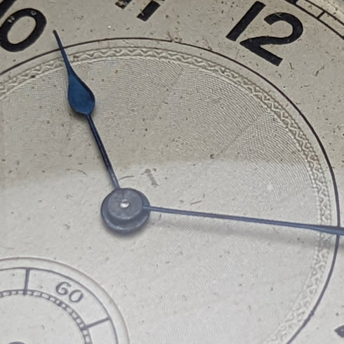 Reloj de bolsillo antiguo sin marca, grabado floral Art Nouveau, caja de aleación, en buen estado de funcionamiento
