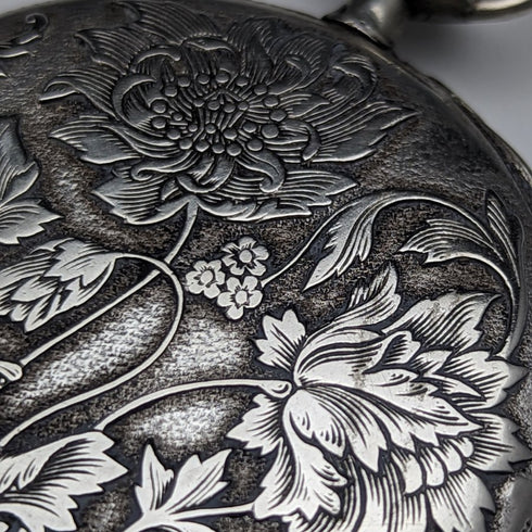 Reloj de bolsillo antiguo sin marca, grabado floral Art Nouveau, caja de aleación, en buen estado de funcionamiento