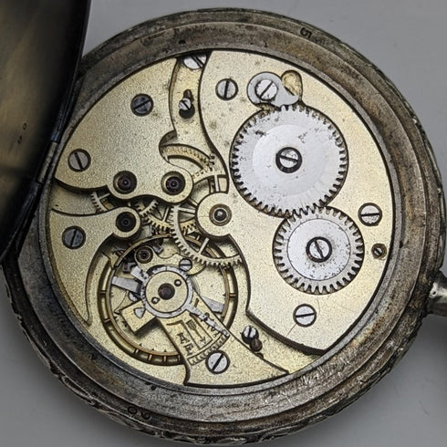 Reloj de bolsillo antiguo sin marca, grabado floral Art Nouveau, caja de aleación, en buen estado de funcionamiento