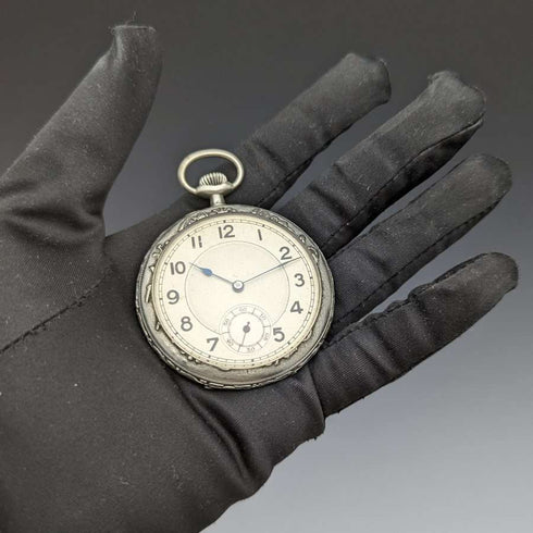 Reloj de bolsillo antiguo sin marca, grabado floral Art Nouveau, caja de aleación, en buen estado de funcionamiento