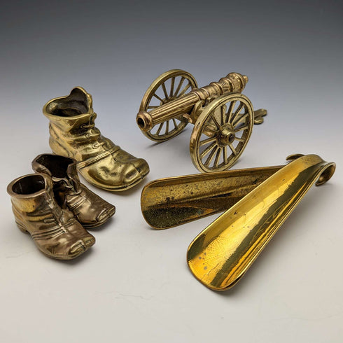 Lote de objetos vintage británicos: 3 piezas de latón (cañón y zapatos), 2 calzadores.